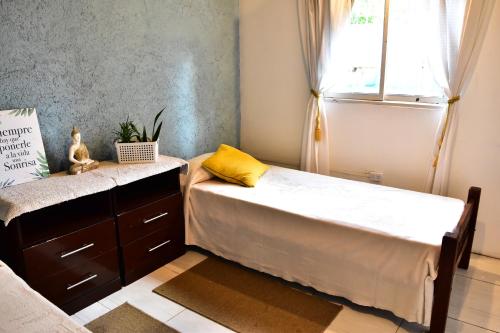 En eller flere senge i et værelse på Casita Azul