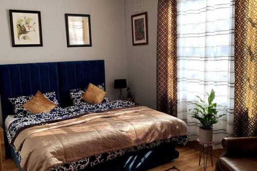 Säng eller sängar i ett rum på Stylish and Cosy 3 Bedroom Appartment