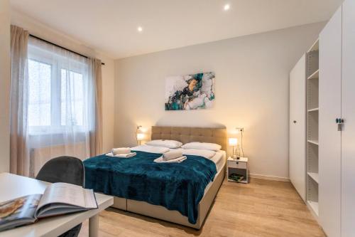 a bedroom with a bed and a desk and a window at Rosenberg-Oase - Zentral, Stellplatz, 78m2, große Terasse, Business & Privat in Heilbronn