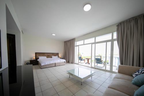 una sala de estar con una cama y un sofá en Blue Star Villa, en Durat Alarous