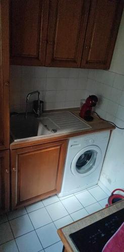 - un lave-linge dans la cuisine équipée d'un évier dans l'établissement Bail Mobilité Duplex Cottage, à Châtillon