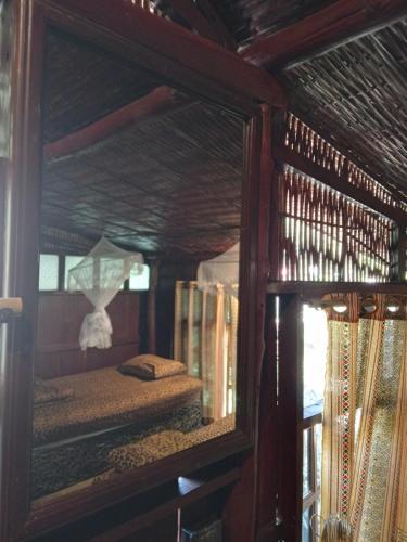 ein Schlafzimmer mit einem Etagenbett und einem Spiegel in der Unterkunft Room 2 in Ban Tham