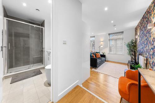 Ένα μπάνιο στο Modern One Bedroom Apartment London - Staines TW18