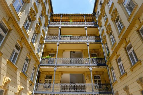 ブダペストにあるDohany Design Apartmentsのバルコニー付きの建物の外側の景色を望めます。