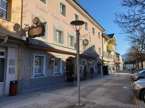 a street light in front of a building at Weisses Rössel-Cavallo Bianco in Werfen