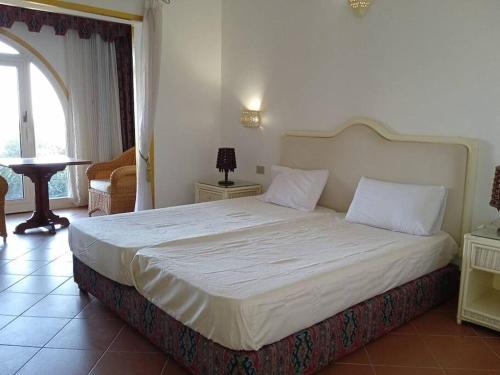 a bedroom with a large white bed in a room at Villa bianca sul mar rosso R23124 appartamento luxury Domina in Sharm El Sheikh