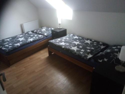 sypialnia z 2 łóżkami i lampką w obiekcie Pension u Veverků 