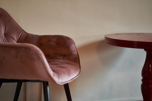 a brown leather chair next to a wooden table at Podere Sant'Antonio in Asciano