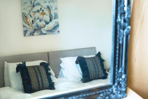 Postel nebo postele na pokoji v ubytování Cosy 2-Bedroom Flat in Warrington