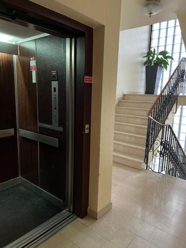 una puerta giratoria en un edificio con una escalera en Hotel Am Flughafen en Colonia
