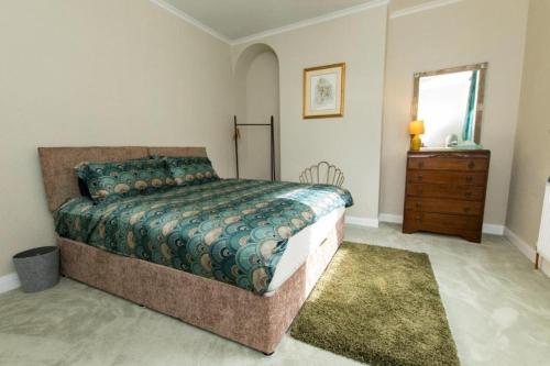 um quarto com uma cama e uma cómoda em Peak Period Property em Chesterfield