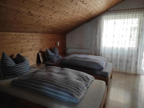 Postel nebo postele na pokoji v ubytování Ferienwohnung Gartenblick