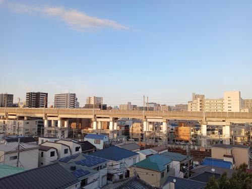 vistas a una ciudad con edificios y un puente en Tokyo downtown牡丹莊, en Tokio