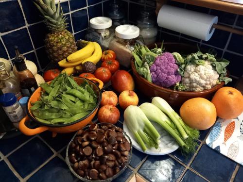 un montón de frutas y verduras en un mostrador en le relais fleuri en Alès