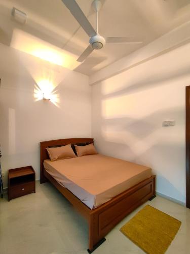 a bedroom with a bed and a ceiling at Shan Stay in Moratuwa