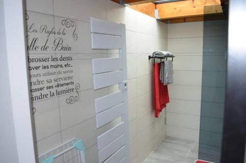 ein Bad mit weißen Wänden und einem Schild an der Wand in der Unterkunft Joinville : Grange entièrement rénovée style loft. in Joinville