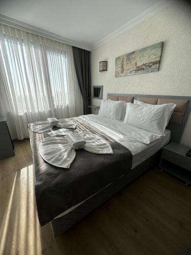 A bed or beds in a room at Big Orange Hotel Old City