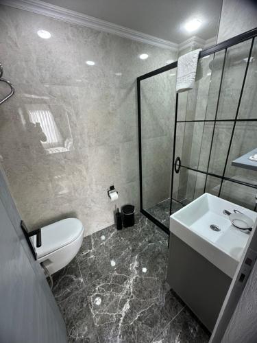 A bathroom at Big Orange Hotel Old City