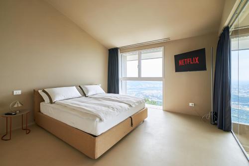 a bedroom with a bed and a window at Loft experience Amore o Psyche a Carobais 7 in Roncola