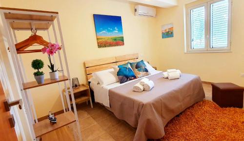 a bedroom with a bed with towels on it at Villa Theía apartaments sul mare in Montallegro