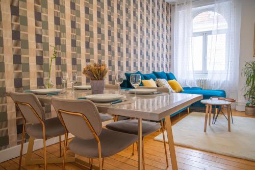 Plumeria - Grand Appartement 75m2 - Au calme et Jardin - Proche Gare, Nouvelle Ville - Parking Public Gratuit - 2 Chambres - 4 Lits séparés