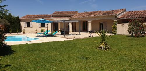 une maison avec une cour et une piscine dans l'établissement Les Dentelles du Ventoux - Gîte avec Piscine, à Aubignan