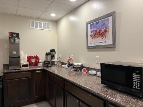 Η κουζίνα ή μικρή κουζίνα στο The Stables Inn & Suites