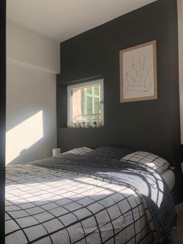 une chambre avec un lit et une fenêtre dans l'établissement Studio cosy en plein centre-ville, à Cannes