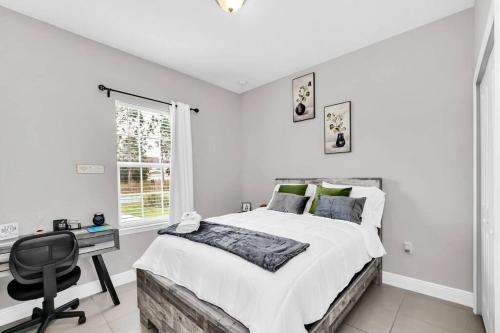 Ένα ή περισσότερα κρεβάτια σε δωμάτιο στο Uniquely Chic home near Disney!