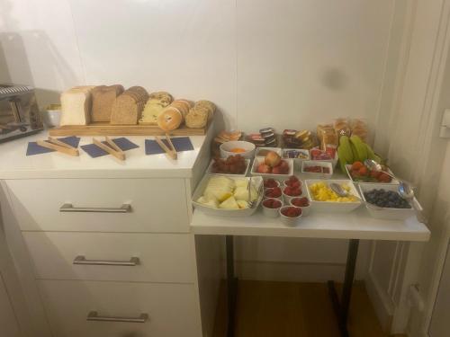 een tafel met verschillende kommen eten erop bij Ashby House in Tenby