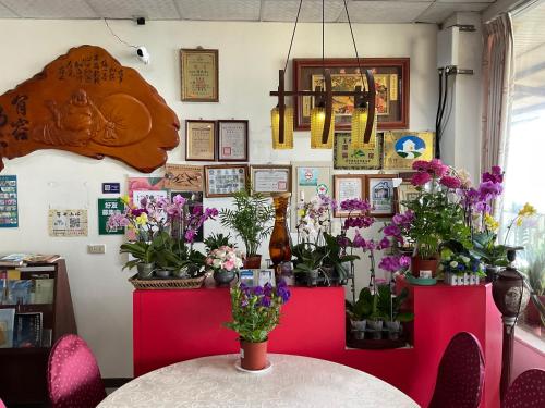 a room with a table with flowers on it at 星光山悦景觀民宿 in Heping