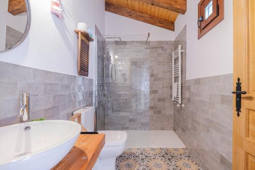 Casa Rural La Chopera del Jerte في خيرتي: حمام مع حوض ومرحاض ودش