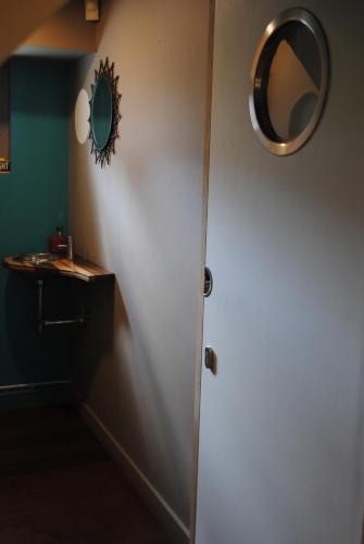 a door in a room with a mirror on the wall at Boat & Breakfast Bellevue in Ghent