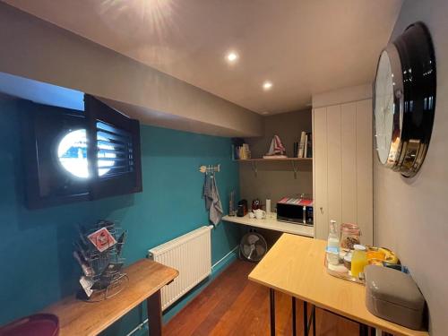 cocina con paredes azules y encimera de madera en Boat & Breakfast Bellevue, en Gante