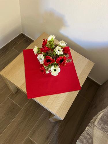 a bouquet of red and white flowers on a table at La Casina di Cinzia in San Gimignano