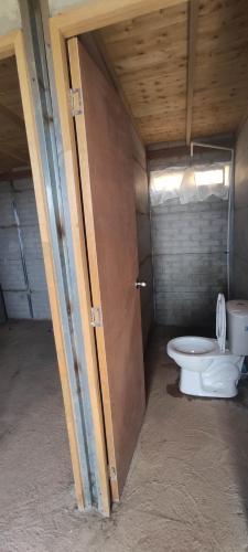 a bathroom with a toilet in a room at La vista más linda del oriente in Guarne
