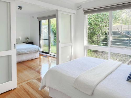 Un pat sau paturi într-o cameră la Serene 4Bed2Bath House w Parking Near Mornington Peninsula