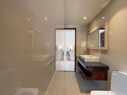可倫坡的住宿－Modern apartment in Colombo，一间带两个盥洗盆和镜子的大浴室