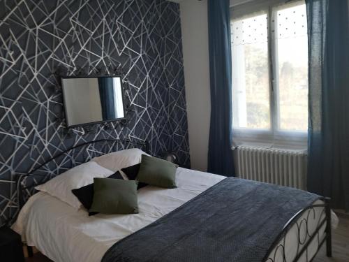 - une chambre avec un lit escamotable dans l'établissement Gite de la Belle Vie, à Noyers-sur-Cher