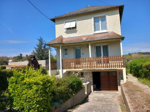 une maison avec une clôture en bois devant elle dans l'établissement Gite de la Belle Vie, à Noyers-sur-Cher