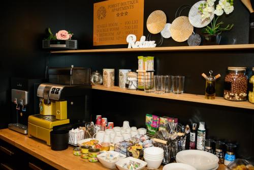 un bancone cucina con macchinetta del caffè e cibo di Forest Boutique a Piteşti