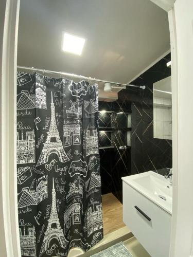 ein Badezimmer mit einem Duschvorhang mit dem Eiffelturm in der Unterkunft Tranquilo, Central y acogedor in San José