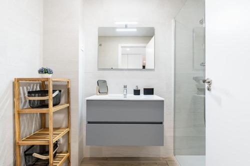 een witte badkamer met een wastafel en een spiegel bij Sunrise Santa Rosalia Terrace in Murcia