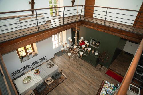 - un salon avec un lustre dans l'établissement La petite seigneurie de Lourmel, à Carentoir