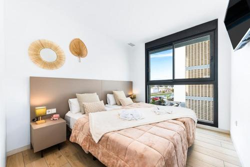 - une chambre avec un grand lit et une grande fenêtre dans l'établissement Sunrise Santa Rosalia Terrace, à Murcie