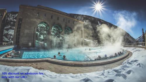 Bazén v ubytování Chateau Leukerbad nebo v jeho okolí