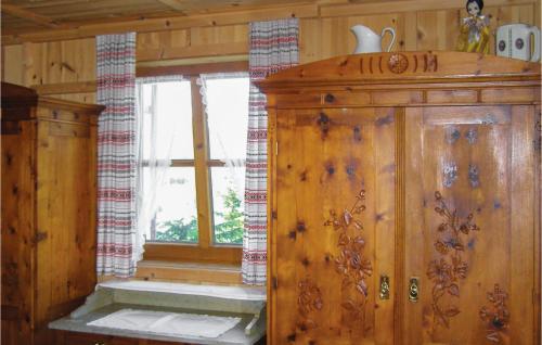 ミーダースにあるAmazing Home In Schnberg With 3 Bedrooms And Wifiの木製のキャビネットと窓が備わる客室です。