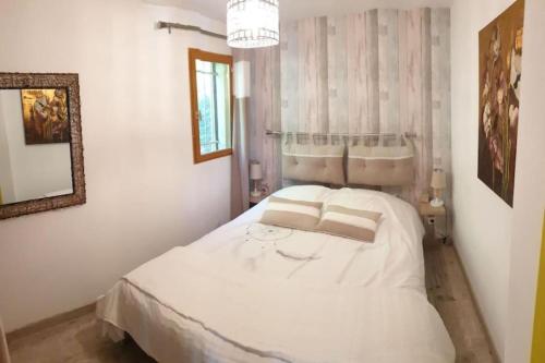 Postel nebo postele na pokoji v ubytování Les Dentelles du Ventoux - Gîte avec Piscine