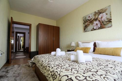 1 dormitorio con 1 cama grande y toallas. en LianaApartament, en Sandanski