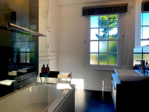 Moortown House في ماركت راسن: مطبخ مع حوض ومغسلة ونافذة